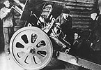 Ремонт 76-миллиметровой пушки в дни обороны Тулы, 1941 год